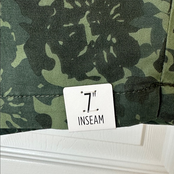 LEE  women’s Olive Camouflage Flat Front Shorts. - Picture 3 of 14